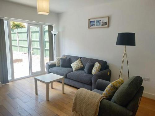 uma sala de estar com um sofá e uma mesa em BOURNECOAST: CLOSE TO SHOPS / SANDY BEACH -FM4034 em Bournemouth