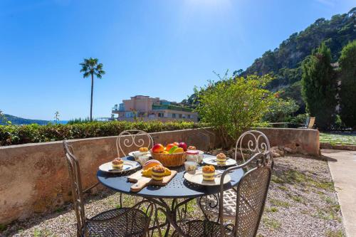 - une table avec un bol de fruits assis sur une terrasse dans l'établissement VILLA CASA ALTA VI4383 By Riviera Holiday Homes, à Villefranche-sur-Mer