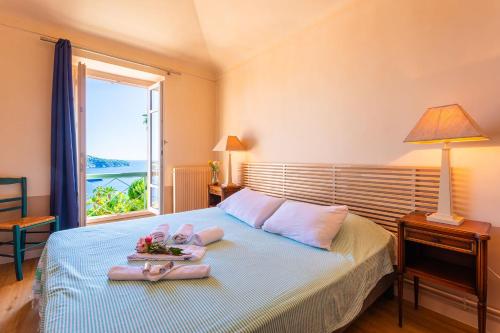 - une chambre avec un lit, des serviettes et une fenêtre dans l'établissement VILLA CASA ALTA VI4383 By Riviera Holiday Homes, à Villefranche-sur-Mer
