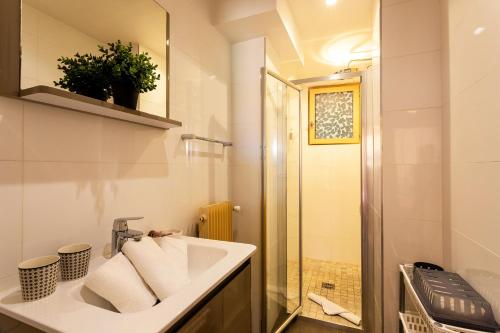 une salle de bain avec un lavabo et une douche dans l'établissement VILLA CASA ALTA VI4383 By Riviera Holiday Homes, à Villefranche-sur-Mer