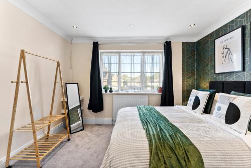 Un dormitorio con una cama grande y una ventana en Stunning House in Bracknell - Garden - Games room, en Bracknell