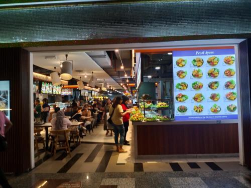 una folla di persone che mangiano in un ristorante di Luxy Service Apartment at Times Square KL a Kuala Lumpur