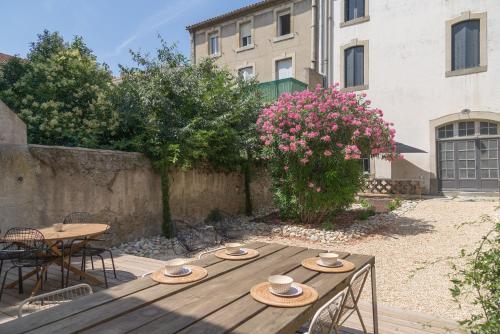 a wooden table with hats on it in a yard at TRIBUS-GITES URBAINS CARCASSONNE in Carcassonne