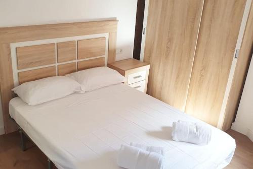 1 dormitorio con 1 cama con 2 toallas en Universidad cardenal Herrera, en Elche