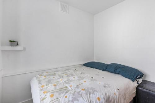 Bett in einem Zimmer mit einer weißen Wand in der Unterkunft Well located 1 bed Angel/Kings Cross pad in London