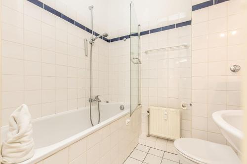 Ванная комната в fewo1846 - Anne Küste - komfortable Wohnung für 2 Personen im historischen Burghof