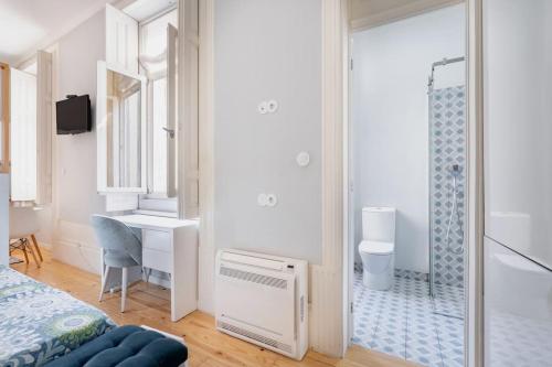 een slaapkamer met een douche, een bed en een bureau bij Cozy Studio Arts Porto Downtown in Porto