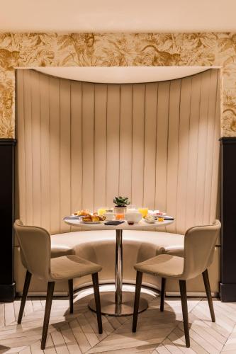 a dining room with a table and chairs at Maison Pigalle in Paris
