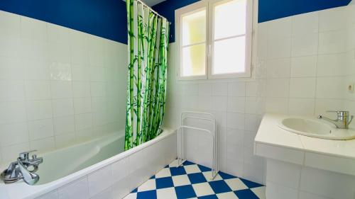 une salle de bain avec une baignoire, un lavabo et une douche dans l'établissement Villa individuelle de plain pied, à 300m du marché, et 500m de la plage,, au Bois-Plage-en-Ré