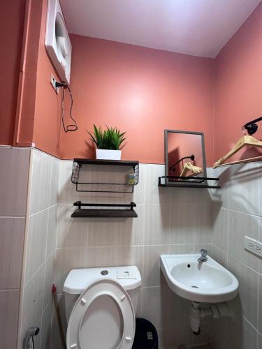 łazienka z toaletą i umywalką w obiekcie HM Cozy Place beside Enchanted Kingdom w mieście Santa Rosa