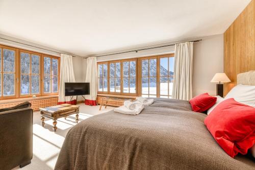 una camera da letto con un grande letto con cuscini rossi di Chalet Lilly - Luxury by A-Appartments a Zug