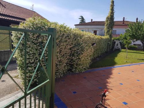 ein Fahrrad, das vor einem Zaun geparkt ist in der Unterkunft Deliziosa Villetta con Giardino in Marina di Casalvelino