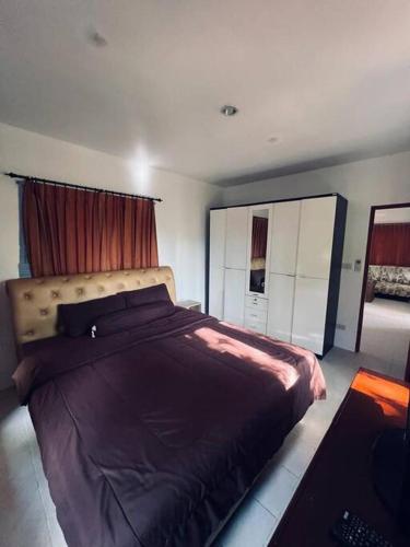 een slaapkamer met een groot bed in een kamer bij bungalow in Nathon Bay