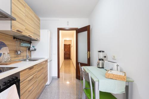 een keuken met een groene tafel in een kamer bij EDEN RENTALS Candelaria Melicoton Scape in Candelaria