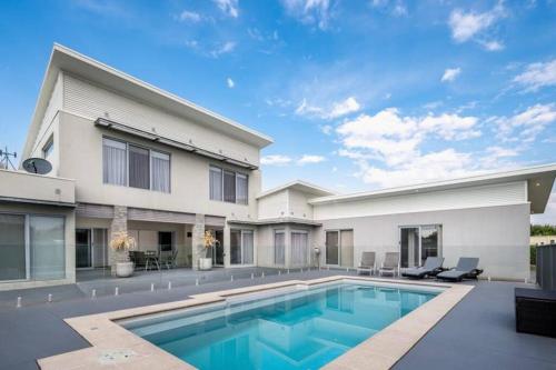 シェパートンにあるHildeton Pool Houseの正面にプールがある家