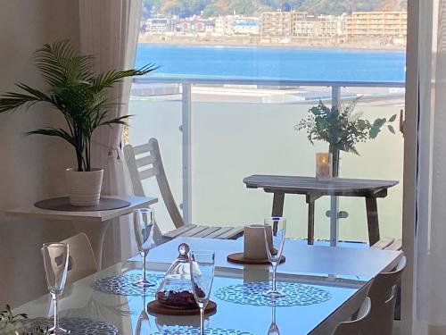 逗子市にあるヴィララメール逗子葉山のテーブル(ワイングラス付)、景色を望むバルコニーが備わります。