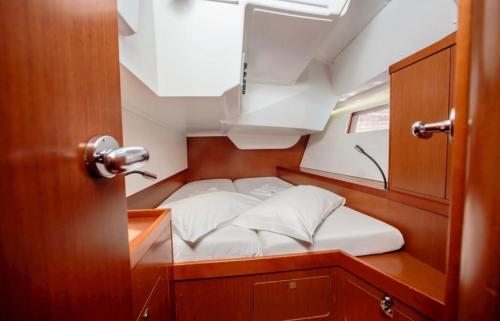 ラ・スペツィアにあるVelamica Bed on Boardの小さなお部屋で、ボート内のベッド1台が備わります。