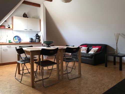 uma sala de estar com uma mesa e cadeiras e um sofá em Pension Alte Remise im Kammergut Tiefurt em Veimar