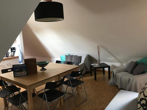 uma sala de estar com uma mesa e cadeiras e um sofá em Pension Alte Remise im Kammergut Tiefurt em Veimar