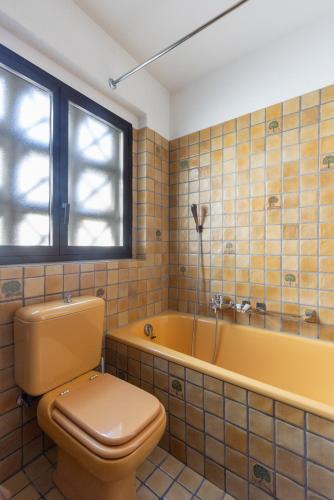 a bathroom with a toilet and a tub at Aparthotel Al Lago in Locarno