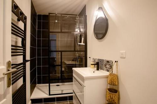 une salle de bain avec un lavabo et une douche en verre dans l'établissement Quiet apartment, lively area,next to Eiffel Tower., à Paris