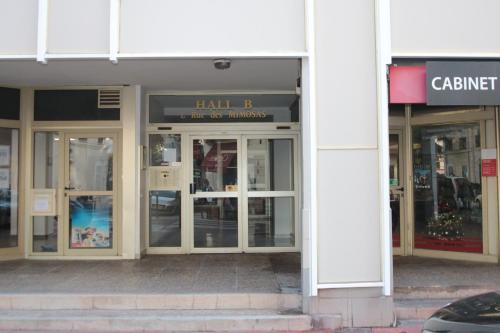 une façade de magasin avec des portes vitrées dans l'établissement Heart of Cannes contemporary 2BR garden view Palais & Croisette 5 mn by Olam Properties, à Cannes