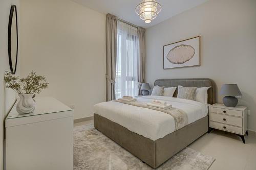 Postel nebo postele na pokoji v ubytování Brand New Luxurious 4BR & Maid Room Townhouse in Dubail Hill Estate