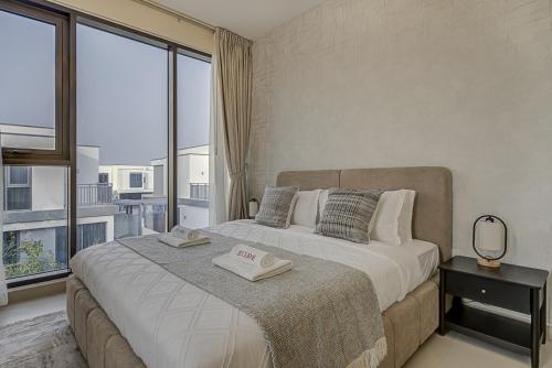 Postel nebo postele na pokoji v ubytování Brand New Luxurious 4BR & Maid Room Townhouse in Dubail Hill Estate