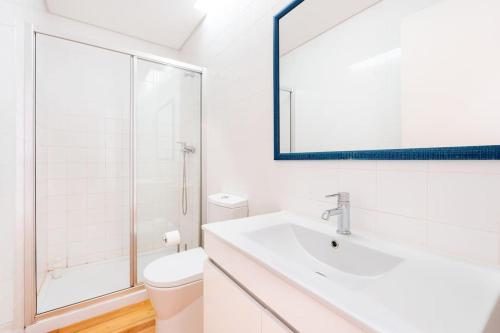 ポルトにあるVIVA Mosaics Studioの洗面台、トイレ、鏡のあるバスルーム