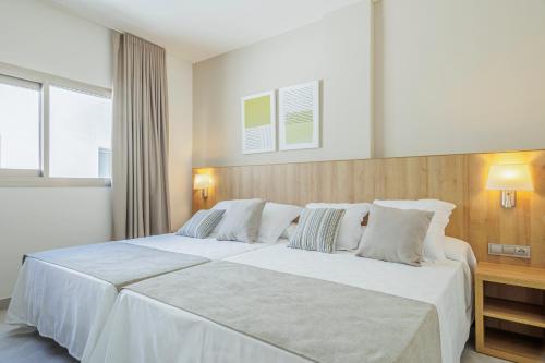 Postel nebo postele na pokoji v ubytování Apartamentos Turísticos Best Indalo