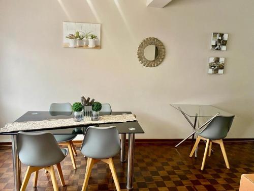 uma sala de jantar com mesa e cadeiras em Lovely 2 bed apartment with garden - 2047 em Harare