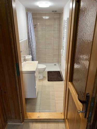 łazienka z wanną, toaletą i umywalką w obiekcie Chata z góralską duszą w mieście Jabłonka