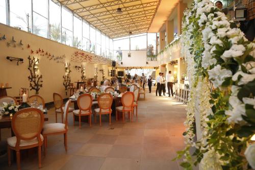 Un restaurante u otro lugar para comer en Lijam Hotel
