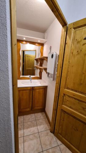 une salle de bain avec un lavabo et un miroir dans l'établissement Apprt 41m2 6 pers avec 2 chambres, 1 coin montage avec garage, à Les Deux Alpes