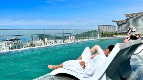 Der Swimmingpool an oder in der Nähe von The sóng house vũng tàu Apartment
