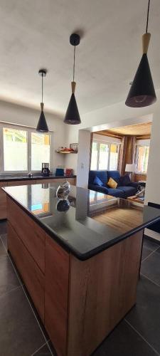 - une cuisine avec un comptoir dans une pièce dans l'établissement Les Gentianes, à Saint-François-Longchamp