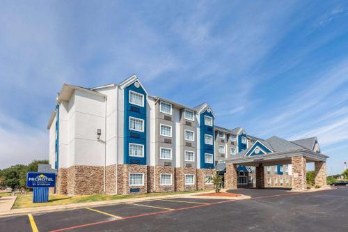 una representación de un hotel con aparcamiento en Microtel Inn & Suites by Wyndham Bossier City en Bossier City