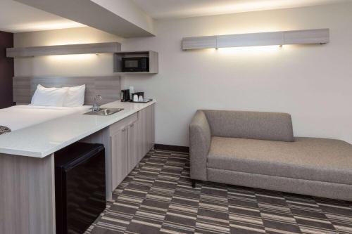 Dapur atau dapur kecil di Microtel Inn & Suites by Wyndham Bossier City
