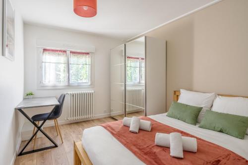 une chambre avec un grand lit et un bureau dans l'établissement L'Agave Nantaise - Jolie maison à 15min de Nantes, à Vertou