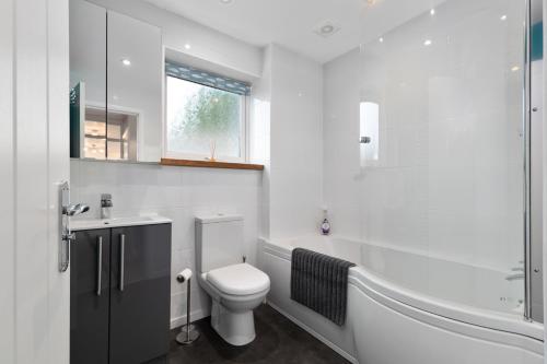 une salle de bain avec toilettes, baignoire et lavabo dans l'établissement Oaklands - Lovely Cottage Walk to Beach, à Saundersfoot