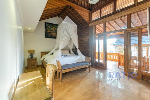 1 dormitorio con 1 cama con mosquitera en Villa Milla Bali, en Sukawati