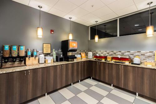 a restaurant with a counter with food on it at Hampton Inn Daytona Shores-Oceanfront in Daytona Beach