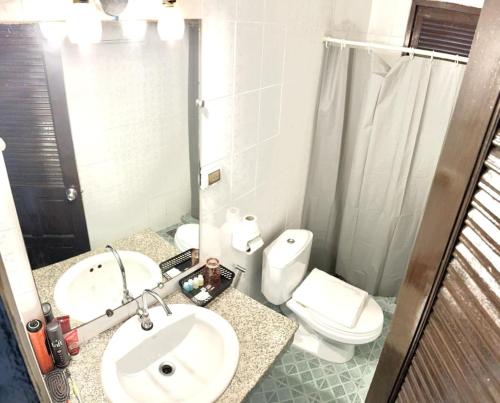 La salle de bains est pourvue d'un lavabo et de toilettes. dans l'établissement Istanbul Boutique Hotel, à Patong Beach