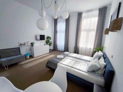 1 dormitorio con 1 cama azul y sala de estar en 27Rooms Czapskich Great Location, Old Town, en Cracovia