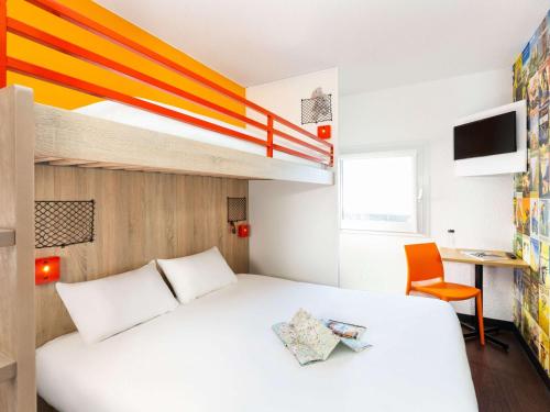 Plougastel-DaoulasにあるhotelF1 Brest Sud Plougastelのベッドルーム1室(ベッド1台、二段ベッド1組付)