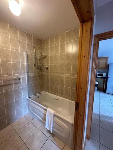 y baño con ducha y bañera. en Snug apartment centrally located, en Galway