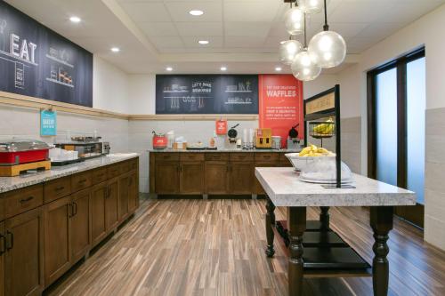 Køkken eller tekøkken på Hampton Inn & Suites-Hudson Wisconsin