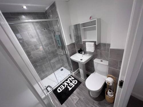 a bathroom with a shower and a toilet and a sink at Luxury 10 Bed Palace w/ Parking in Birmingham