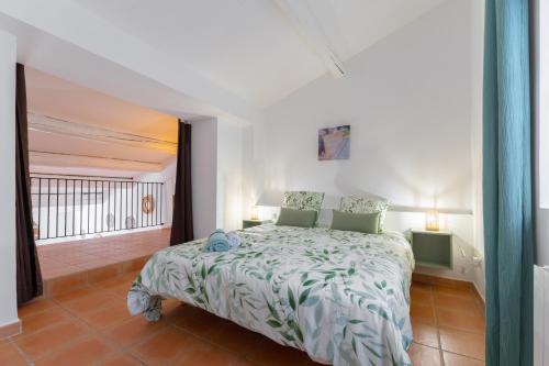 une chambre avec un lit et un balcon dans l'établissement Appart Spacieux au Coeur du Panier, à Marseille