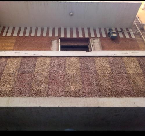 ein Fenster an der Seite eines Gebäudes in der Unterkunft الشاكر للايجار in al-Minya